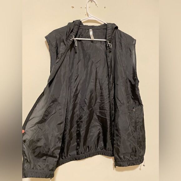 Fabletics Black Ventura Windbreaker Vest Hooded Packable Lightweight Travel - Picture 3 of 9